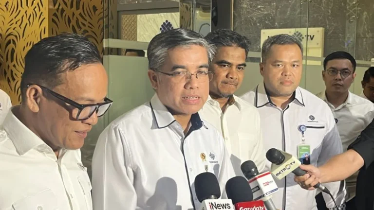 682c7fd8e937d-menteri-ketenagakerjaan-menaker-yassierli_1265_711