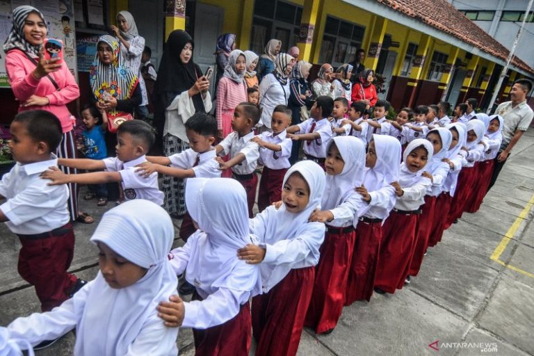 antarafoto-hari-pertama-masuk-sekolah-150719-adb-1