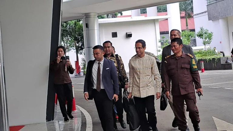 6858ba3cbc76e-nadiem-tiba-di-kejaksaan-agung-untuk-diperiksa-kasus-dugaan-korupsi-pengadaan-laptop-tenteng-tas-hitam_1265_711