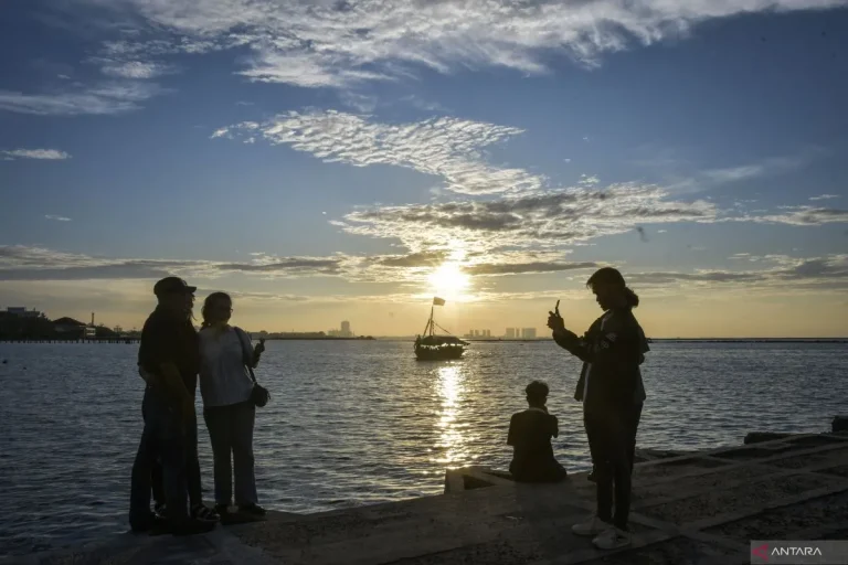 Liburan-Hari-Raya-Waisak-di-Pantai-Ancol-Jakarta-120525-sth-04.jpg