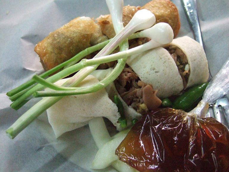 Loenpia_Semarang_with_sauce