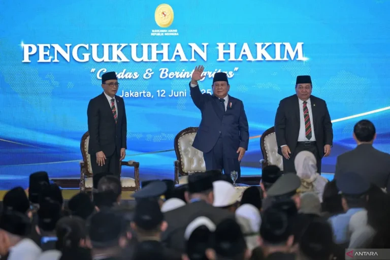 Presiden-Mengukuhkan-Hakim-Baru-se-Indonesia-120625-app-1.jpg