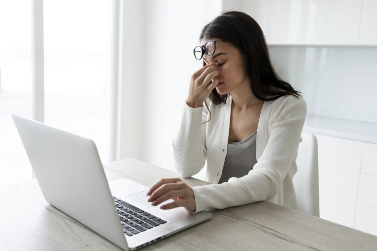 medium-shot-woman-working-with-laptop (1)
