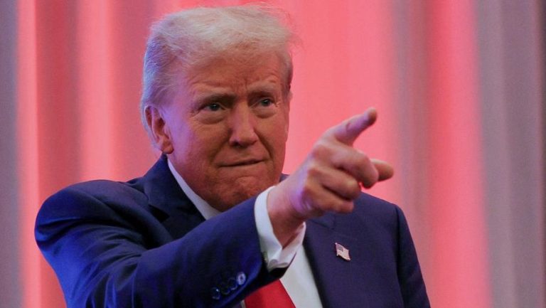 presiden-terpilih-as-donald-trump-memberi-isyarat-saat-bertemu-dengan-anggota-dpr-dari-partai-republik-di-capitol-hill-di-wash_169