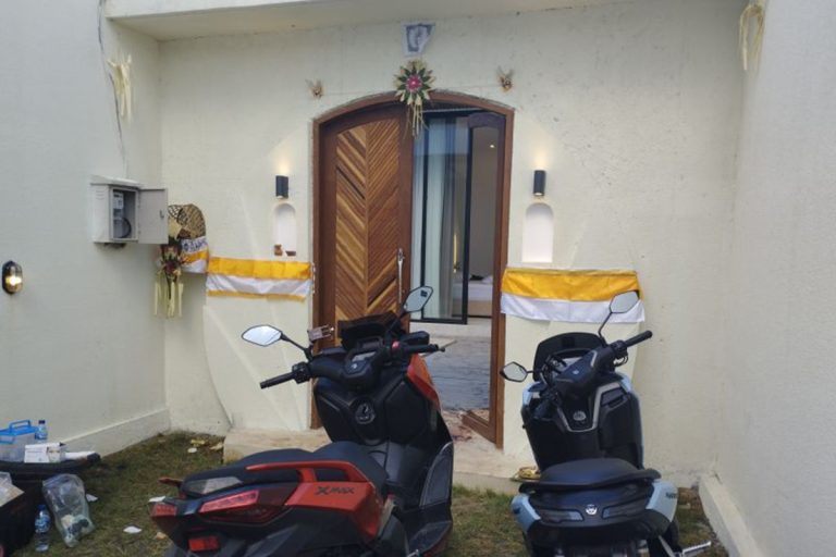 tampak-depan-vila-casa-santisya-1-di-desa-munggu-kecamatan-2-uwyc