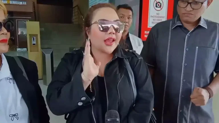 68767634467bc-lisa-mariana-usai-diperiksa-penyidik-polda-jabar-terkait-video-syur_1265_711