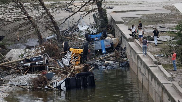banjir-bandang-mematikan-terjang-texas-50-orang-tewas-1751778746812_169