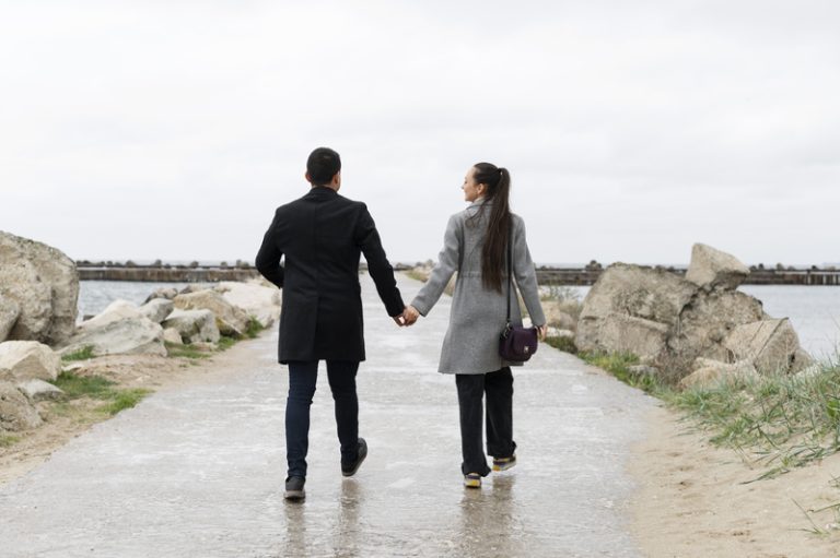 full-shot-couple-walking-together (1)