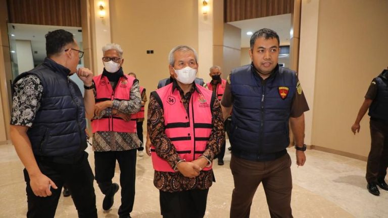kejaksaan-agung-menetapkan-delapan-tersangka-baru-dalam-perkara-kasus-dugaan-korupsi-pemberian-kredit-bank-kepada-pt-sri-rejek-1753141662921_169