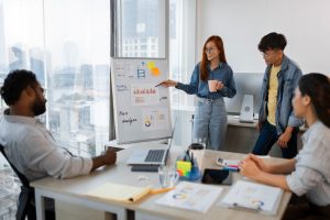 Ilustrasi meeting strategi pemasaran untuk bisnis