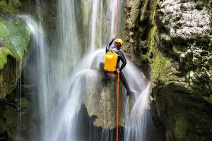 Canyoning untuk Pemula Panduan Lengkap dan Tips Aman Petualangan Menguji Adrenalin
