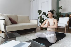 Yoga di Rumah Gerakan Sederhana untuk Tubuh Lebih Sehat dan Rileks