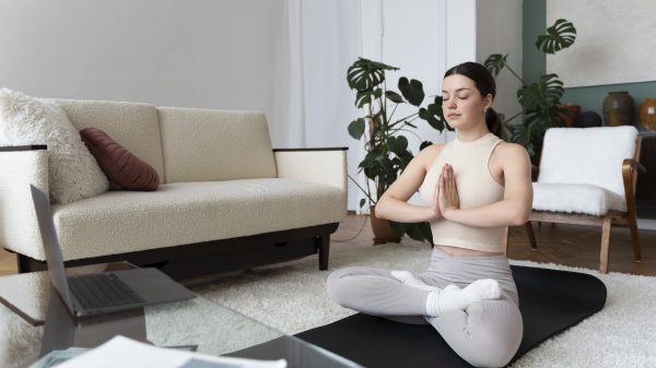 Yoga di Rumah: Gerakan Sederhana untuk Tubuh Lebih Sehat dan Rileks