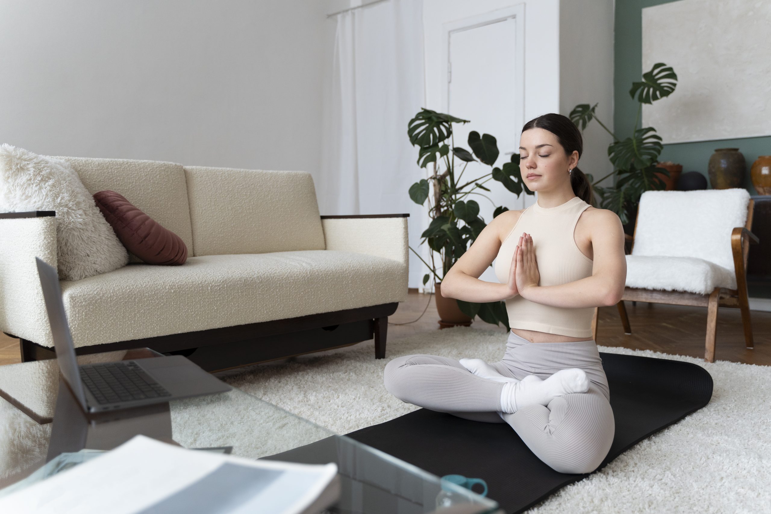Yoga di Rumah: Gerakan Sederhana untuk Tubuh Lebih Sehat dan Rileks