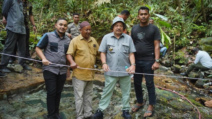 fotorombonganbupatinaganrayateukurajakeumanganberdiridiatasbatugiokraksasayangbaruditemukanfotodiskominfona1761233895918169  Newest Indonesia