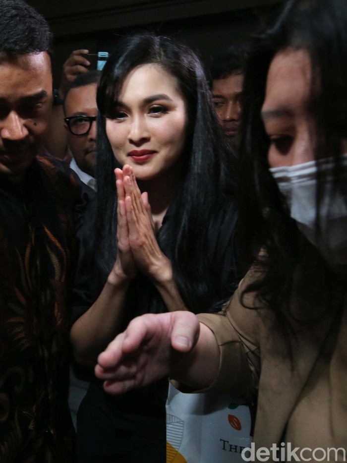 momensandradewitibadiruangsidangbersaksiuntukharveymoeis34  Newest Indonesia