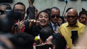senyum-roy-suryo-jelang-diperiksa-sebagai-tersangka-kasus-ijazah-jokowi-1763006920908_169