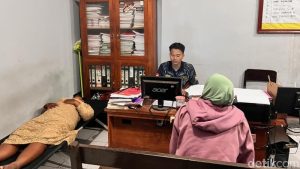 seorang-ibu-di-banyuwangi-diperiksa-di-kantor-polisi-diduga-mengubur-bayi-yang-baru-dilahirkan-hidup-hidup-hingga-meninggal-1762182481845_169
