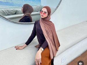 sister-hong-lombok-viral-bernama-deni-berasal-dari-praya-timur-lombok-tengah-dan-akrab-disapa-dea-lipa-foto-facebook-dianaarka-1762959803614_43