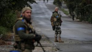 tentara-ukraina-berpatroli-di-kota-izyum-yang-berhasil-dibebaskan-dari-pendudukan-pasukan-rusia_169