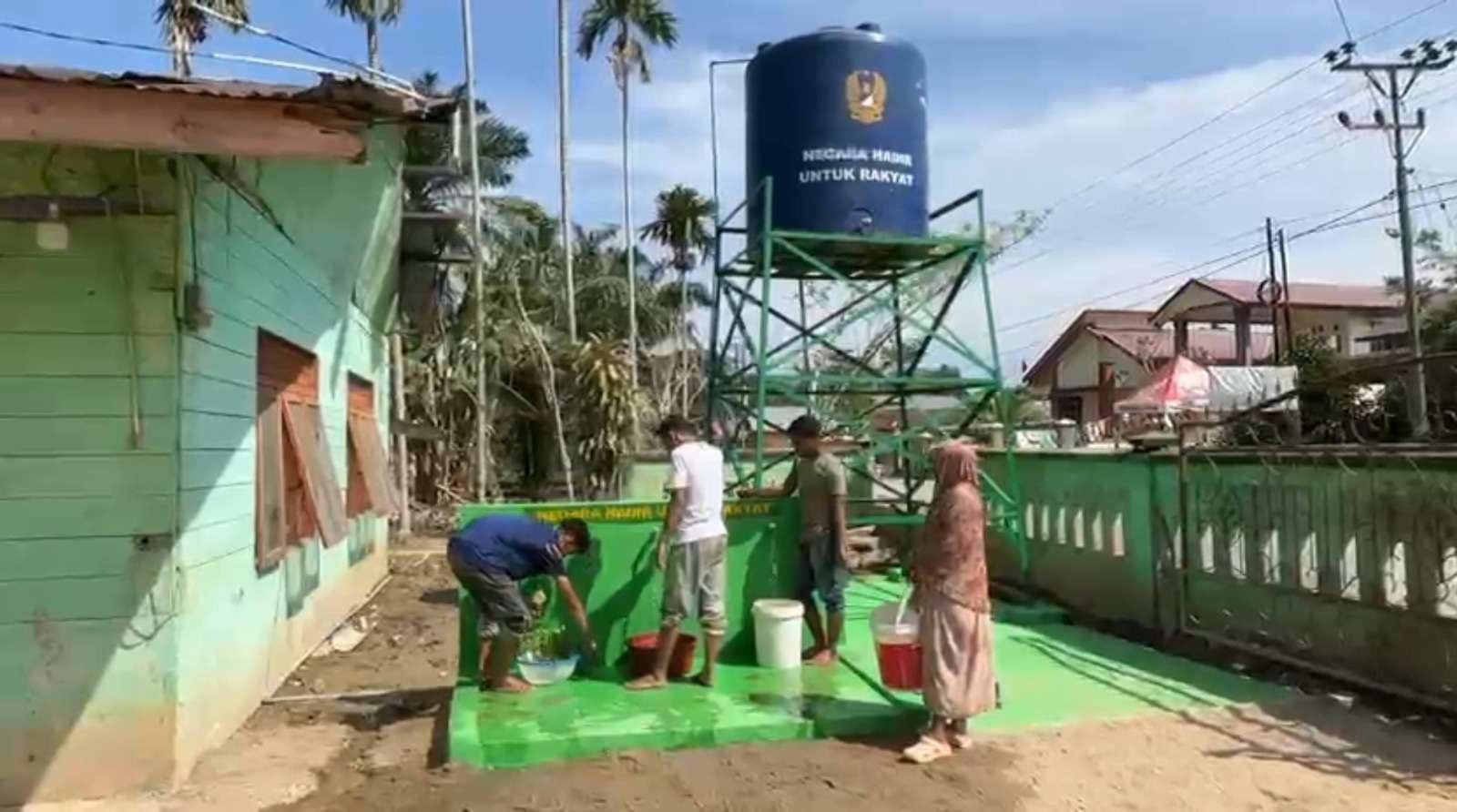 Aktivitas warga mulai menggunakan air bersih untuk kebutuhan sehari hari Foto DokumentasiBakom RI