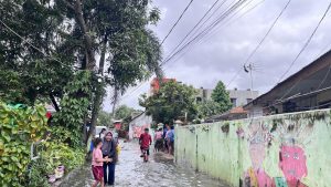 Warga Kampung Rawa Bokor, Cengkareng kebanjiran. (liputan6.com/Azmi Zain)