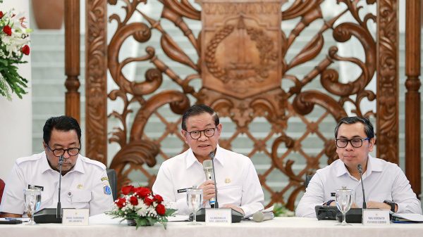 Gubernur DKI Jakarta Pramono memberikan paparan realisasi APBD 2025. (Foto: Reza Pratama Putra)