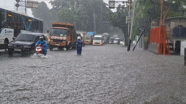 Hujan deras sebabkan banjir di Jalan Daan Mogot, Cengkareng, Jakarta Barat, Kamis (22/1/2026)(KOMPAS.com/Ridho Danu Prasetyo)