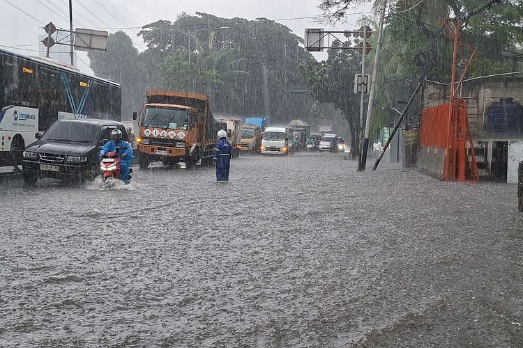 Hujan deras sebabkan banjir di Jalan Daan Mogot Cengkareng Jakarta Barat Kamis 2212026KOMPAScomRidho Danu Prasetyo