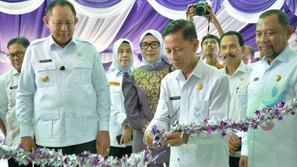 : Pengguntingan pita oleh Kepala Dinas Kesehatan, Pengendalian Penduduk, dan Keluarga Berencana Provinsi Gorontalo Anang Otoluwa, disaksikan Gubernur Gorontalo Gusnar Ismail sebagai tanda mulai beroperasinya Laboratorium Kesehatan Masyarakat (Labkesmas), Rabu (21/1/2026). (Foto : mcgorontaloprov/mila)