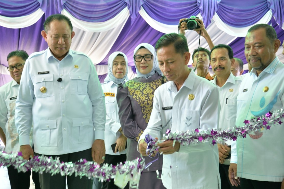  Pengguntingan pita oleh Kepala Dinas Kesehatan Pengendalian Penduduk dan Keluarga Berencana Provinsi Gorontalo Anang Otoluwa disaksikan Gubernur Gorontalo Gusnar Ismail sebagai tanda mulai beroperasinya Laboratorium Kesehatan Masyarakat Labkesmas Rabu 2112026 Foto  mcgorontaloprovmila