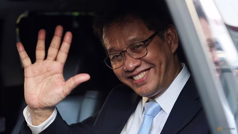 Menteri Keuangan Indonesia yang baru dilantik Purbaya Yudhi Sadewa melambaikan tangan kepada para jurnalis setelah upacara pelantikannya di Istana Kepresidenan di Jakarta Indonesia pada 8 September 2025 Foto ReutersWilly Kurniawan