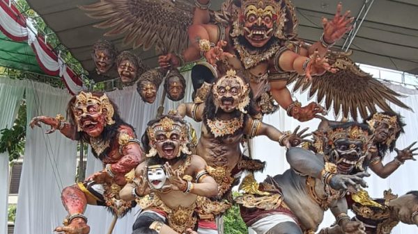 Pawai Ogoh-ogoh menjelang Hari Raya Nyepi di Bali.
