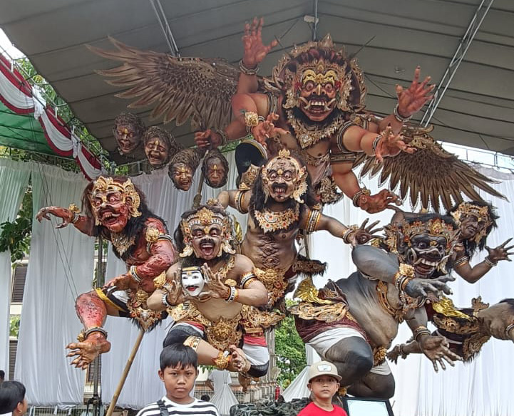Pawai Ogoh ogoh menjelang Hari Raya Nyepi di Bali
