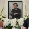 Orang-orang memanjatkan doa untuk mantan Perdana Menteri Shinzo Abe di kuil Zojoji di Tokyo, Jepang, 8 Juli 2023. (AP Photo/Shuji Kajiyama, File)