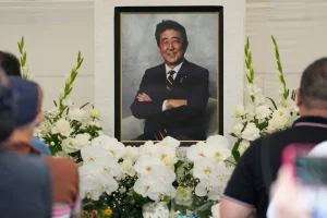 Orang orang memanjatkan doa untuk mantan Perdana Menteri Shinzo Abe di kuil Zojoji di Tokyo Jepang 8 Juli 2023 AP PhotoShuji Kajiyama File