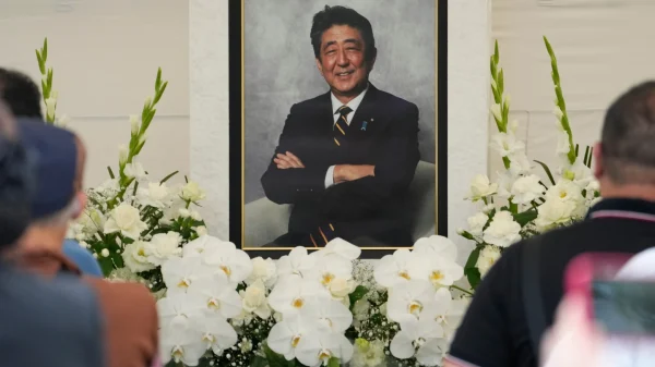 Orang-orang memanjatkan doa untuk mantan Perdana Menteri Shinzo Abe di kuil Zojoji di Tokyo, Jepang, 8 Juli 2023. (AP Photo/Shuji Kajiyama, File)