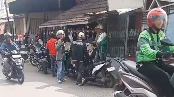 Seorang pedagang cireng isi berinisial H 39 mengalami nasib malang saat berbelanja di Pasar Pasundan Nyomplong Kota Sukabumi Istimewa
