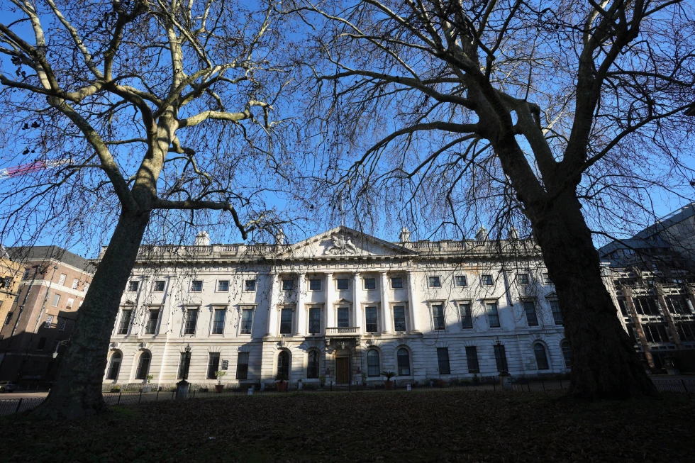 Pemandangan umum Royal Mint Court lokasi perencanaan kedutaan besar Tiongkok yang baru di London dekat distrik keuangan London Rabu 14 Januari 2026 AP PhotoKin Cheung