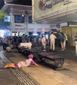 Seorang perempuan terlihat terbaring di kawasan pedestrian Malioboro Yogyakarta saat situasi penertiban pedagang berlangsung dan menjadi perhatian warga di sekitar lokasi