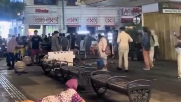 Seorang perempuan terlihat terbaring di kawasan pedestrian Malioboro Yogyakarta saat situasi penertiban pedagang berlangsung dan menjadi perhatian warga di sekitar lokasi