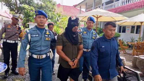 Foto: Tersangka penjualan senjata api diserahkan ke Polsek Denpasar Selatan, Jumat (23/1/2026). (Dok. Lanal Bali)