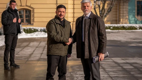 Presiden Ukraina Volodymyr Zelensky, kiri, berjabat tangan dengan Presiden Republik Ceko Petr Pavel saat pertemuan mereka di Kyiv, Ukraina, Jumat, 16 Januari 2026. (AP Photo/Dan Bashakov)