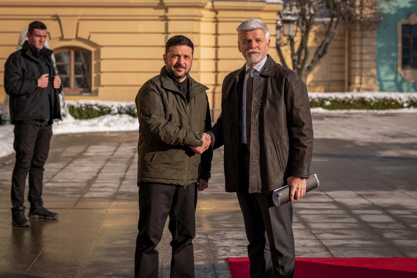 Presiden Ukraina Volodymyr Zelensky kiri berjabat tangan dengan Presiden Republik Ceko Petr Pavel saat pertemuan mereka di Kyiv Ukraina Jumat 16 Januari 2026 AP PhotoDan Bashakov