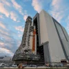 Roket Artemis II bergerak dari Gedung Perakitan Kendaraan (Vehicle Assembly Building) menuju landasan peluncuran 39B di Pusat Luar Angkasa Kennedy, Sabtu, 17 Januari 2026, di Cape Canaveral, Florida. (AP Photo/John Raoux)
