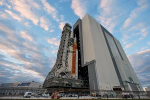 Roket Artemis II bergerak dari Gedung Perakitan Kendaraan Vehicle Assembly Building menuju landasan peluncuran 39B di Pusat Luar Angkasa Kennedy Sabtu 17 Januari 2026 di Cape Canaveral Florida AP PhotoJohn Raoux