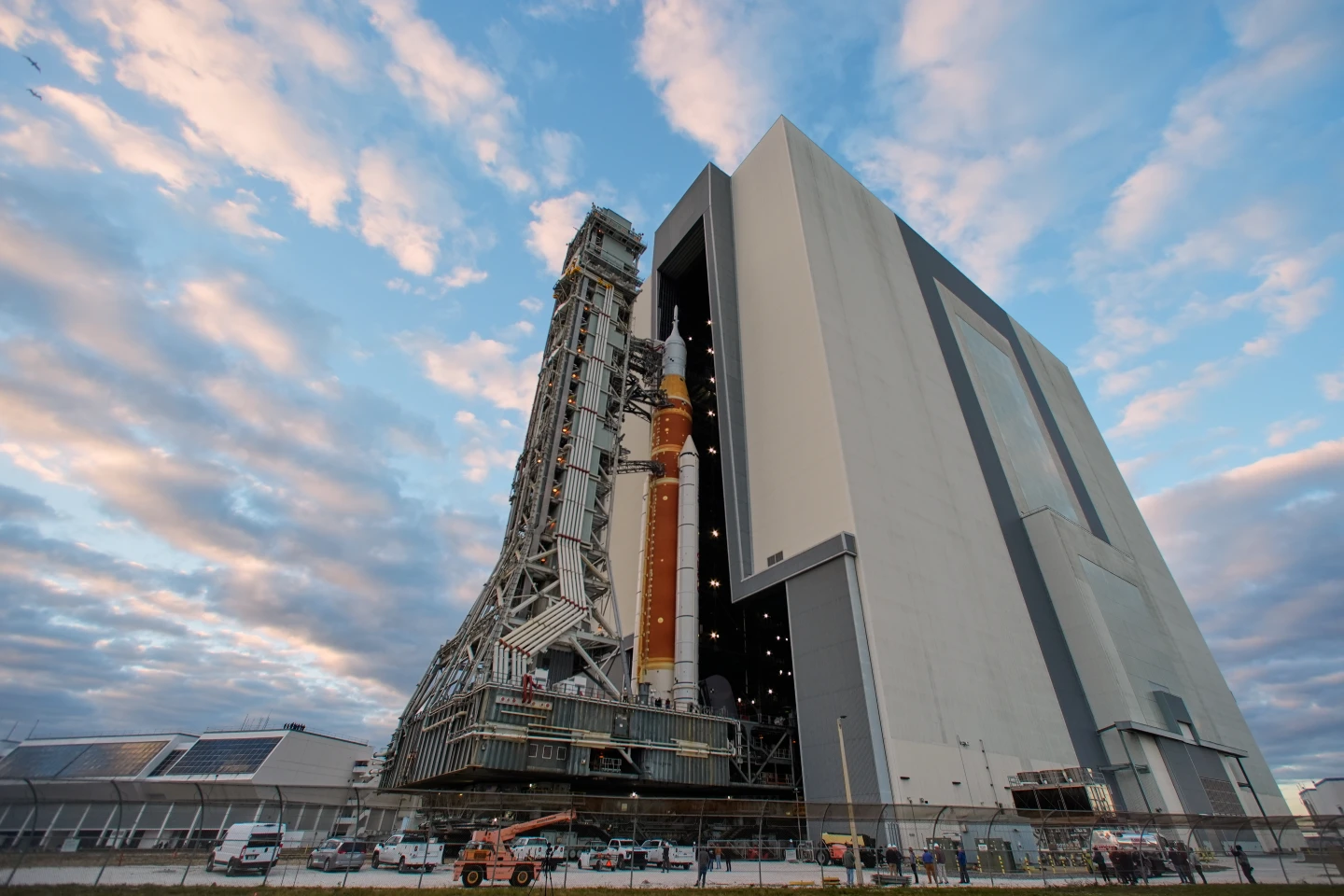 Roket Artemis II bergerak dari Gedung Perakitan Kendaraan Vehicle Assembly Building menuju landasan peluncuran 39B di Pusat Luar Angkasa Kennedy Sabtu 17 Januari 2026 di Cape Canaveral Florida AP PhotoJohn Raoux
