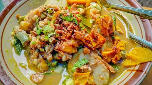 Rujak Soto Ikon Kuliner Unik Banyuwangi. Foto: Instagram/@deargadis