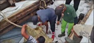 Sejumlah personel TNI Angkatan Laut menggagalkan penyelundupan timah ilegal di Perairan Timur Selat Bangka Rabu 14 Januari 2026 Foto DokumentasiBakom RI