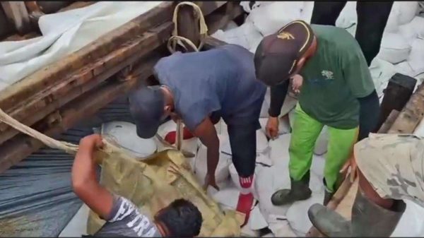 Sejumlah personel TNI Angkatan Laut menggagalkan penyelundupan timah ilegal di Perairan Timur Selat Bangka, Rabu 14 Januari 2026 (Foto: Dokumentasi/Bakom RI)